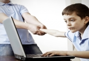 تهدید سلامت بینایی کودکان در اثر استفاده از وسایل دیجیتال